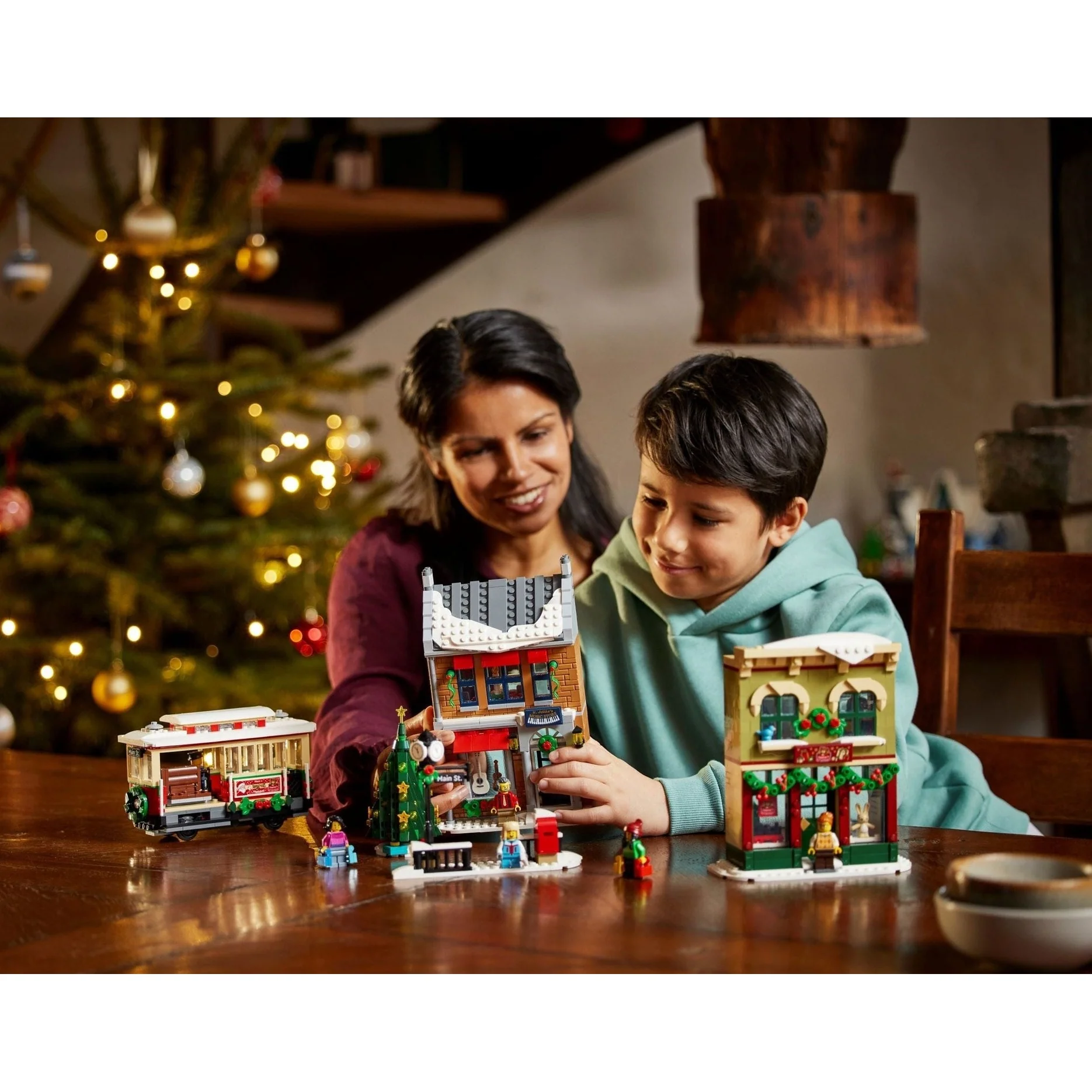 LEGO Icons Holiday Main Street 10308 - Image 12