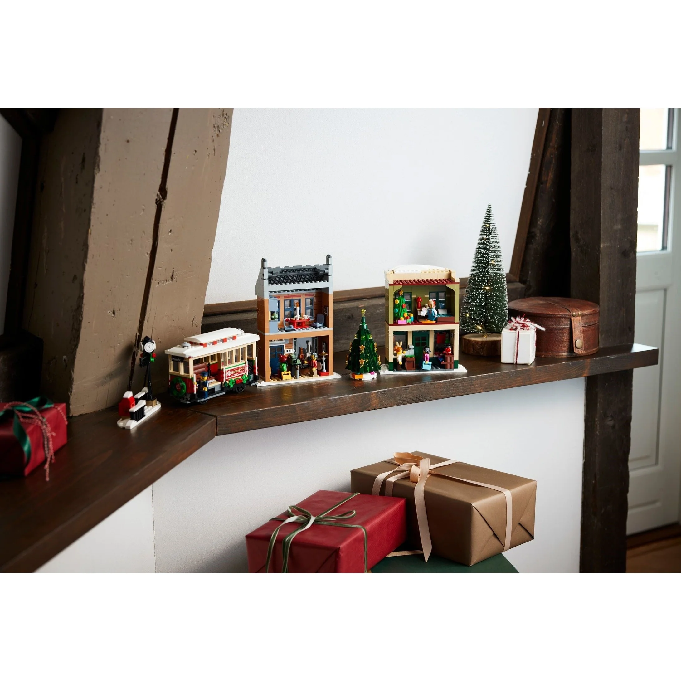 LEGO Icons Holiday Main Street 10308 - Image 5