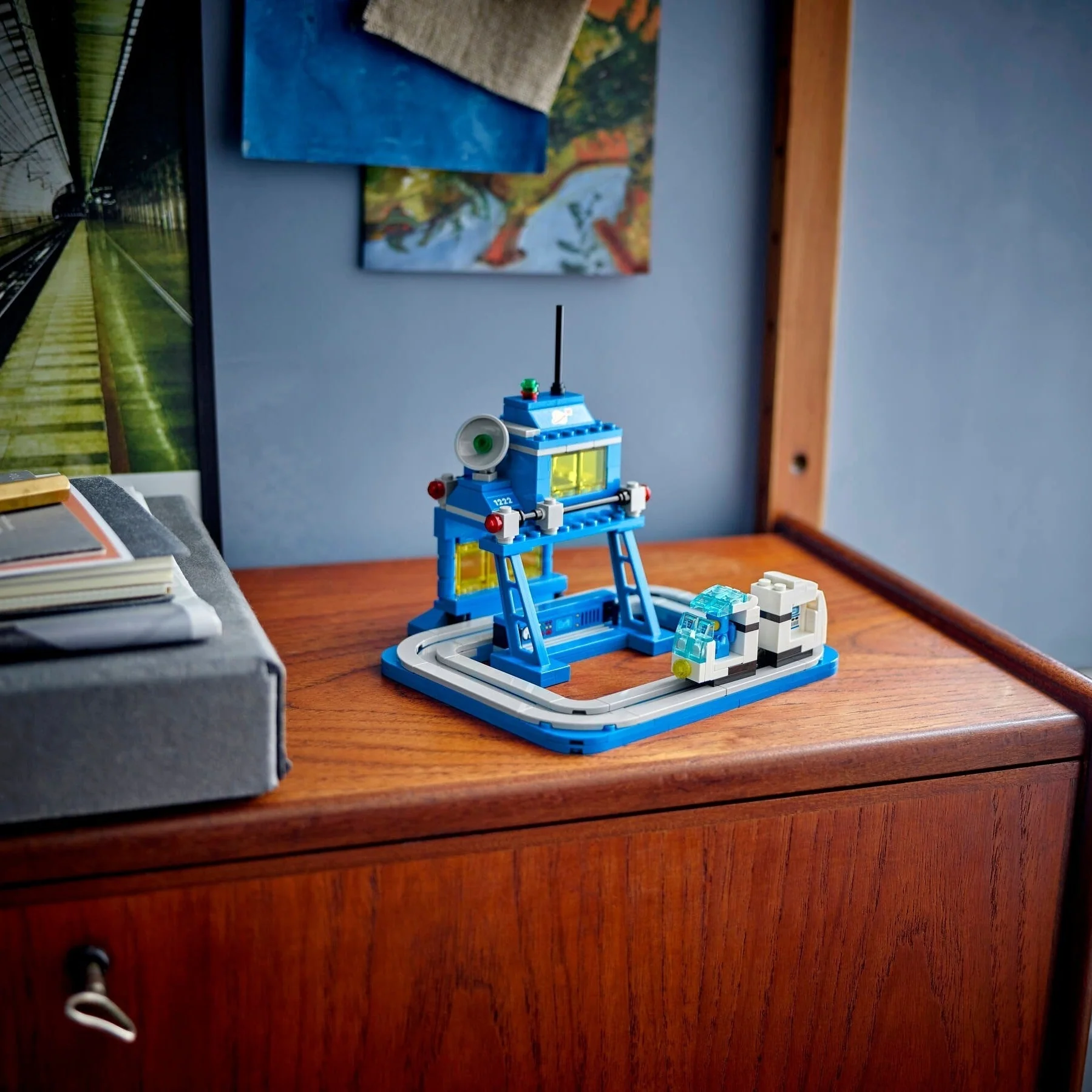 LEGO Ideas Micro Command Centre 40786 - Image 3